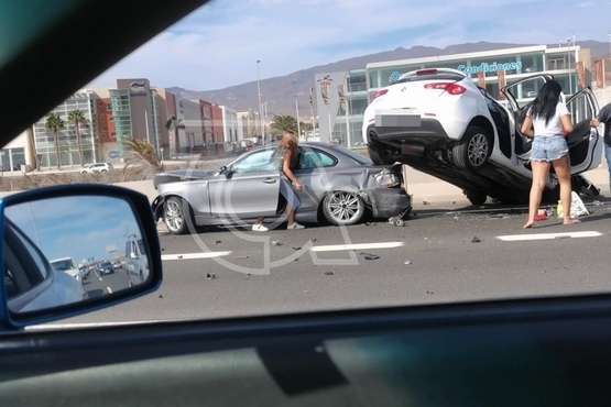 Espectacular colisión entre dos vehículos en la autovía GC-1, en dirección sur/TA